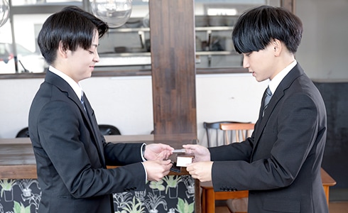 名刺交換の研修の様子